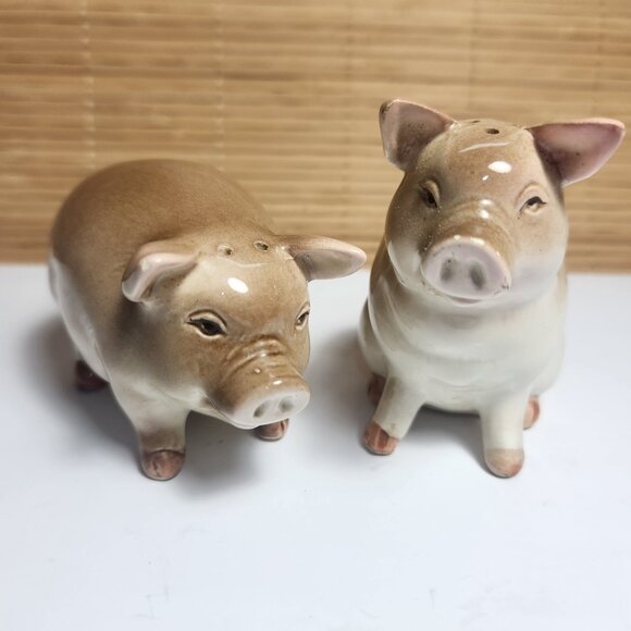Vintage Pig Salt and Pepper Shakers Made in Japan 1982 Farmhouse Kitchen - Picture 1 of 14